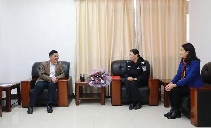 特别关怀丨玉林市领导走访慰问女性先进典型代表