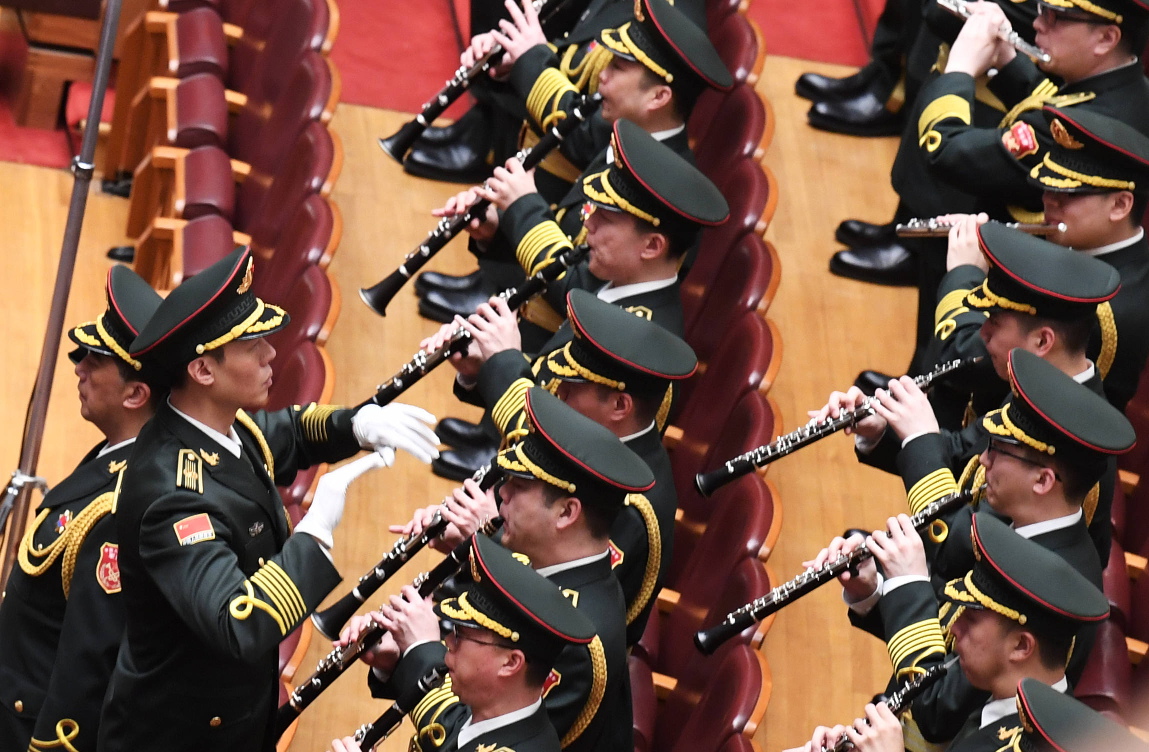 这是军乐团在演奏.这是记者在采访.