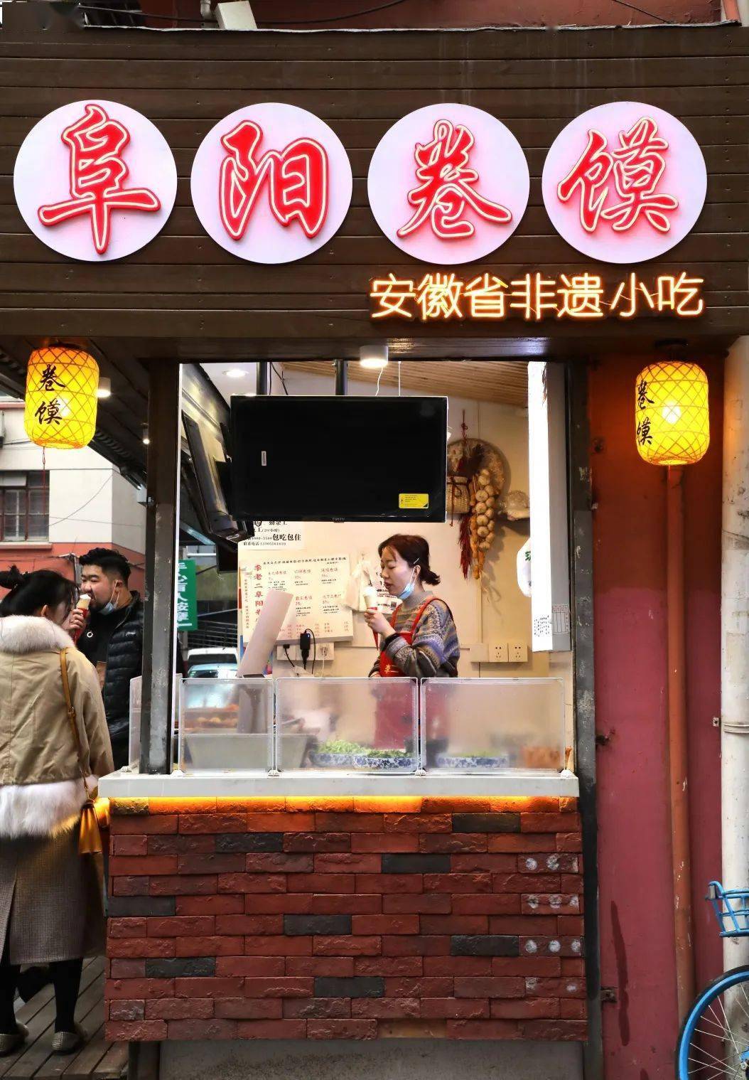 卷馍的"馍"与真正意义上的由面粉发酵的"馍"有着天壤之别,阜阳卷馍是