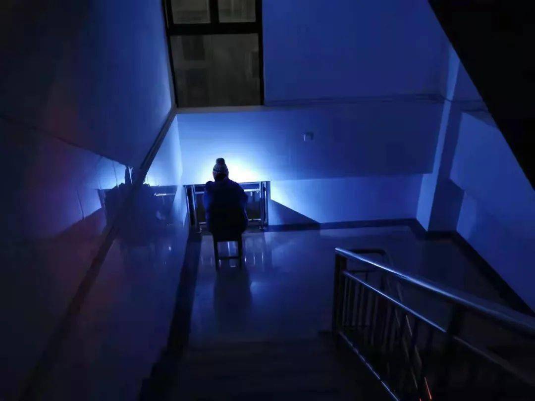 学校意外停电时,于楼道挑灯奋战