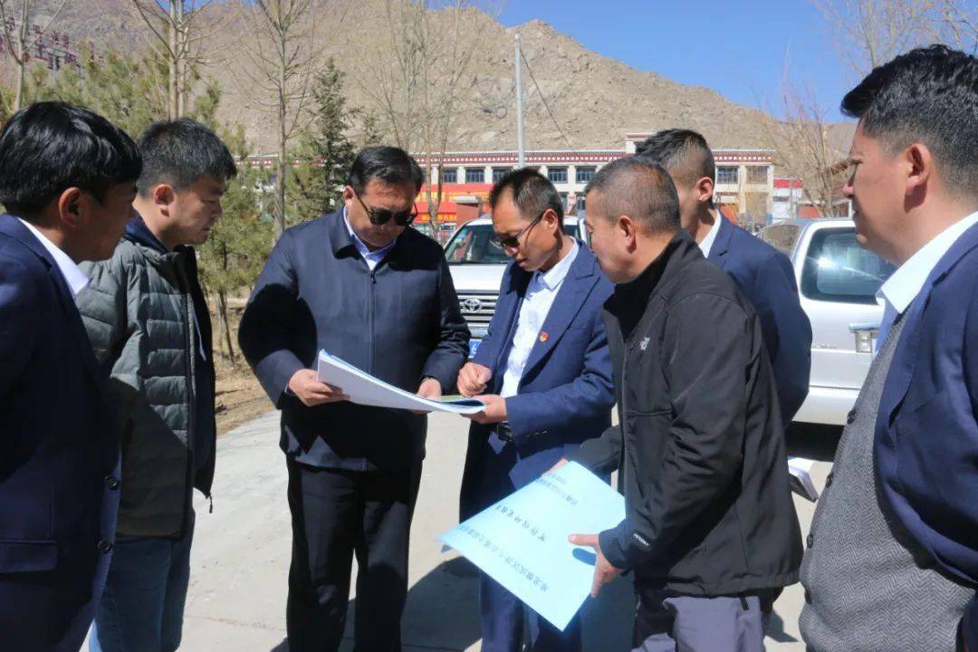 在"上三镇",石运本同志先后前往德庆镇藏红花种植基