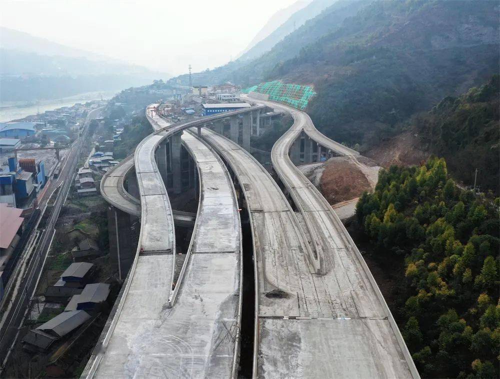 从峨眉40分钟飚拢峨边这条高速公路快要通车了