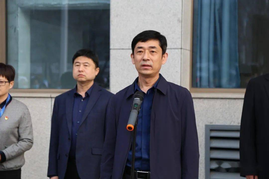 蒲城县医院院长薛小飞宣布启动令:蒲城县医院"学雷锋志愿服务站"授牌