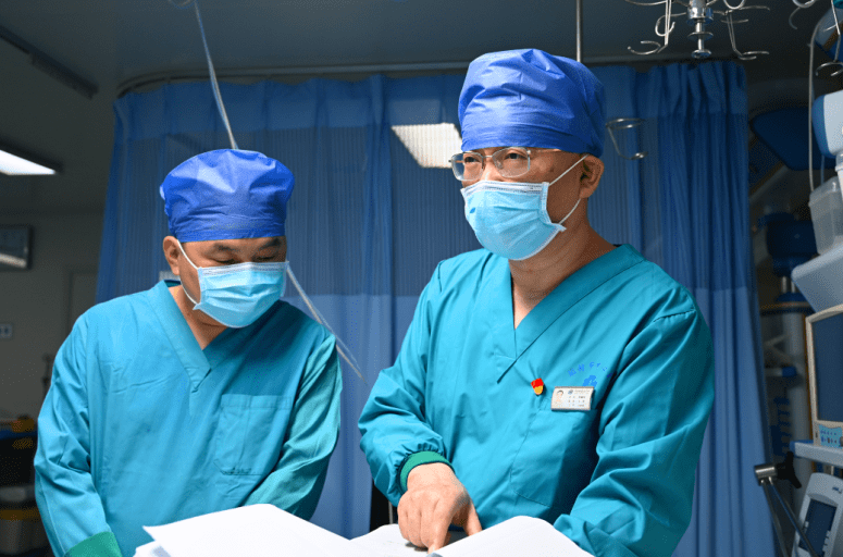 每周一星李拥军履职尽责担使命妙手仁心书华章