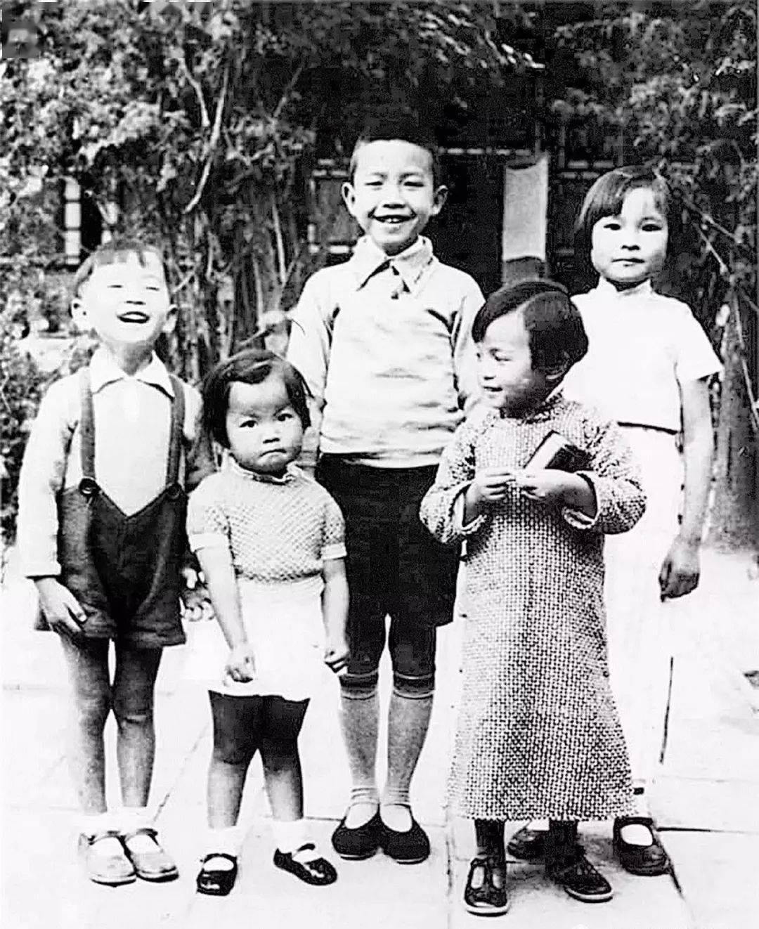 孩子们(左起:梁从诫,吴荔明,周嘉平,梁柏有,梁再冰)这么一个"太太客厅