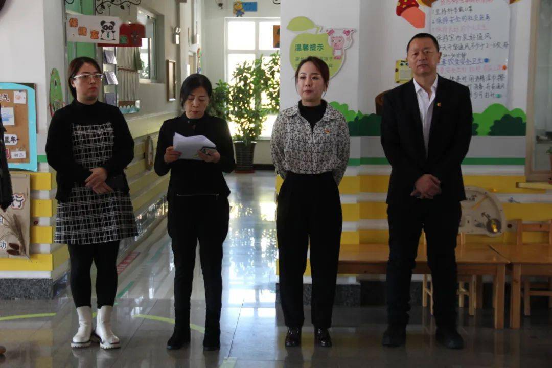 模拟演练开始演练活动开始,班级老师发现幼儿状态异常,测温后发现发烧