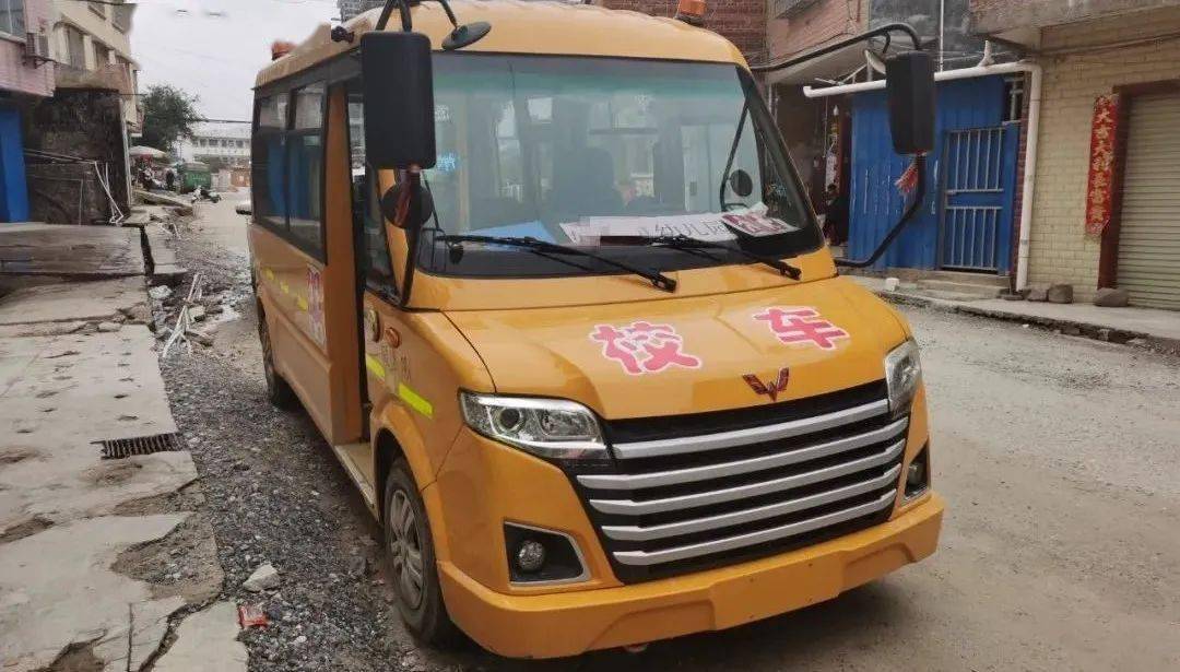 核载7人实载15人贺州这些黑校车真能装查