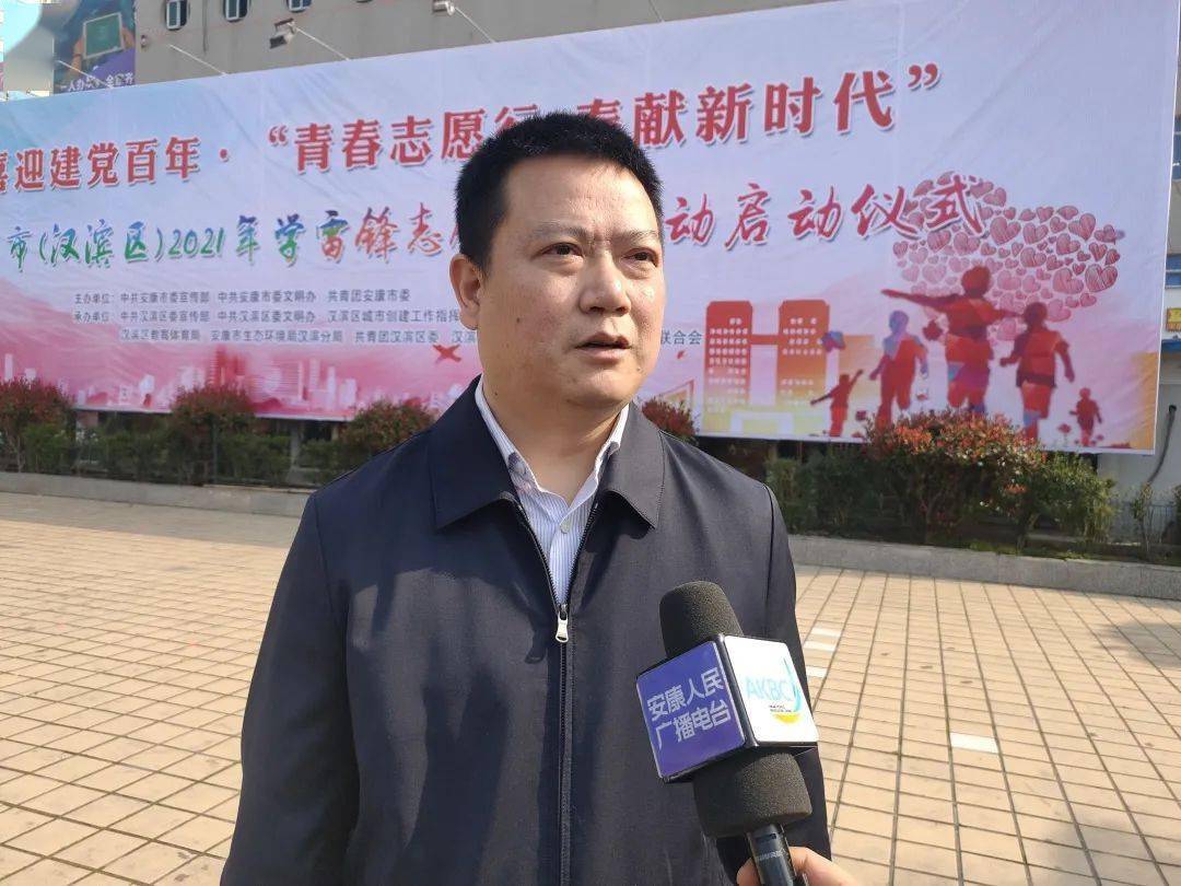 959记者采访卢存安今天我们以志愿者的名义纪念雷锋