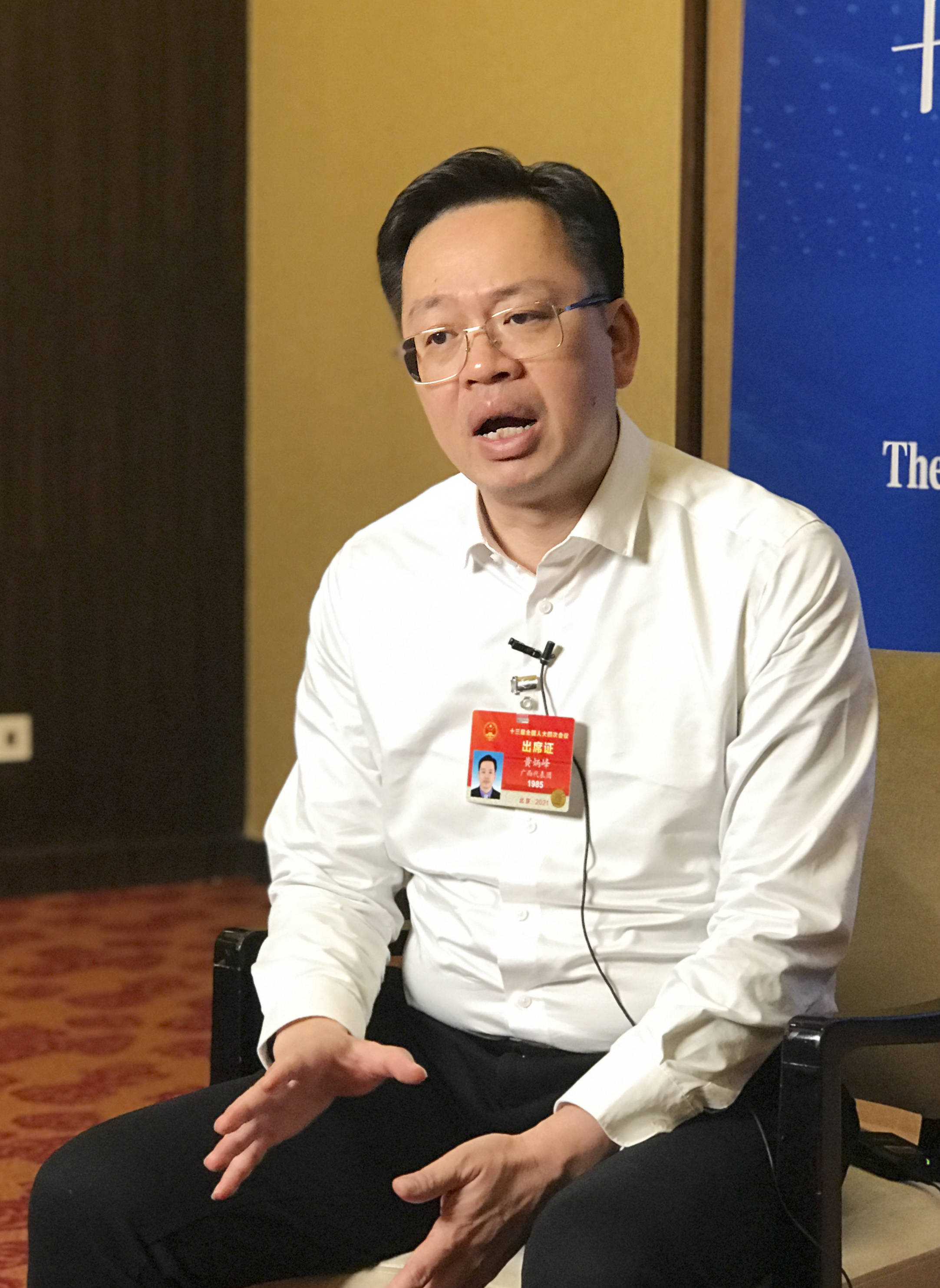 全国人大代表黄炳峰建议,从产业发展扶持,劳务输出协作,消费扶贫支持