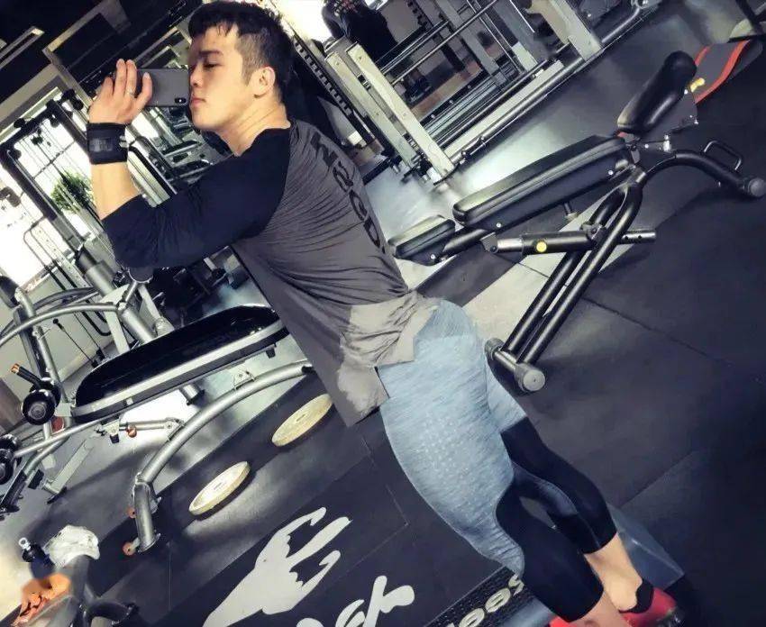 抖音上那些骚气又迷人的翘屁嫩男都是怎么练的