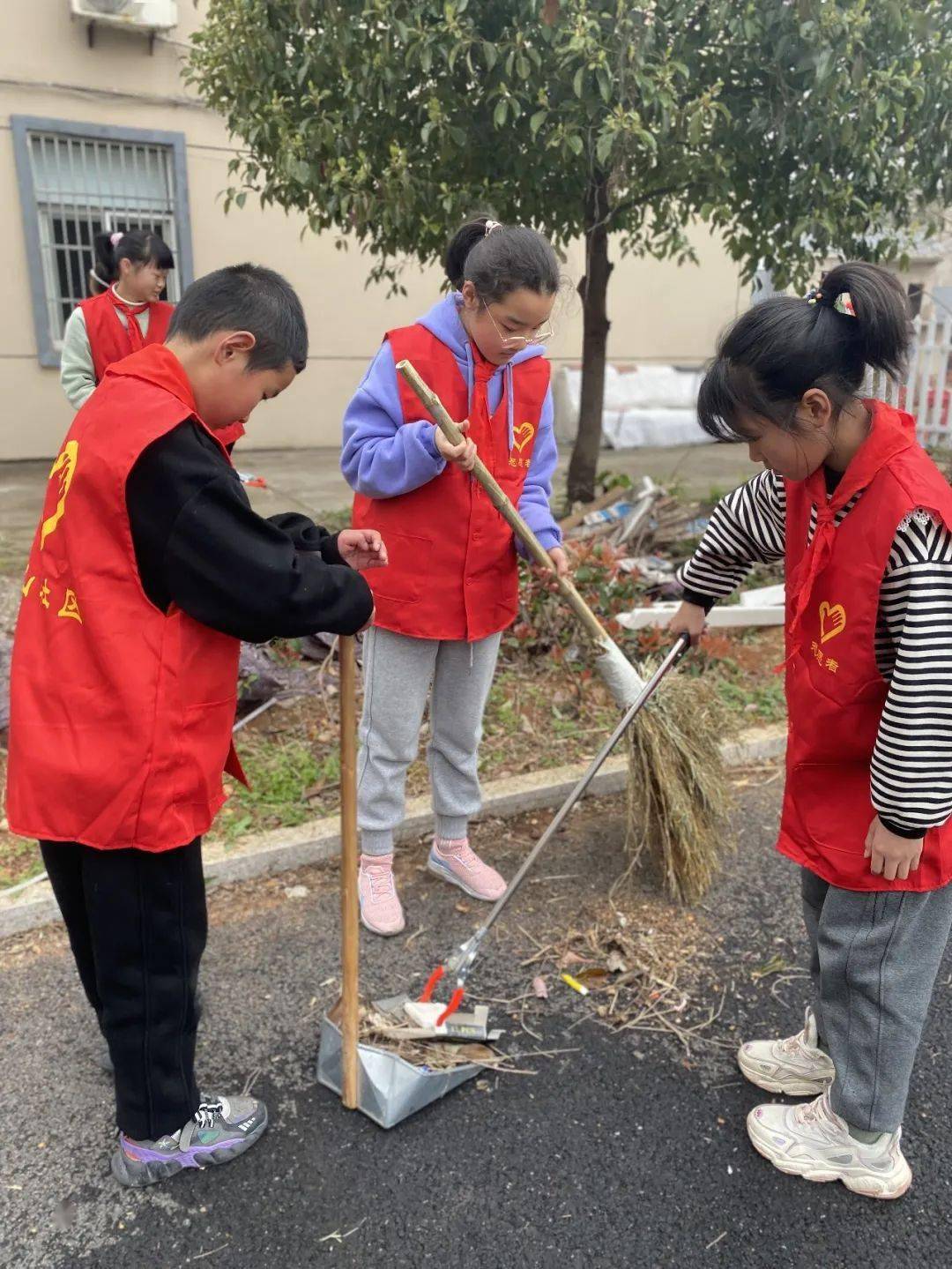 學雷鋒在行動②石室小學大手拉小手公益勞動學雷鋒