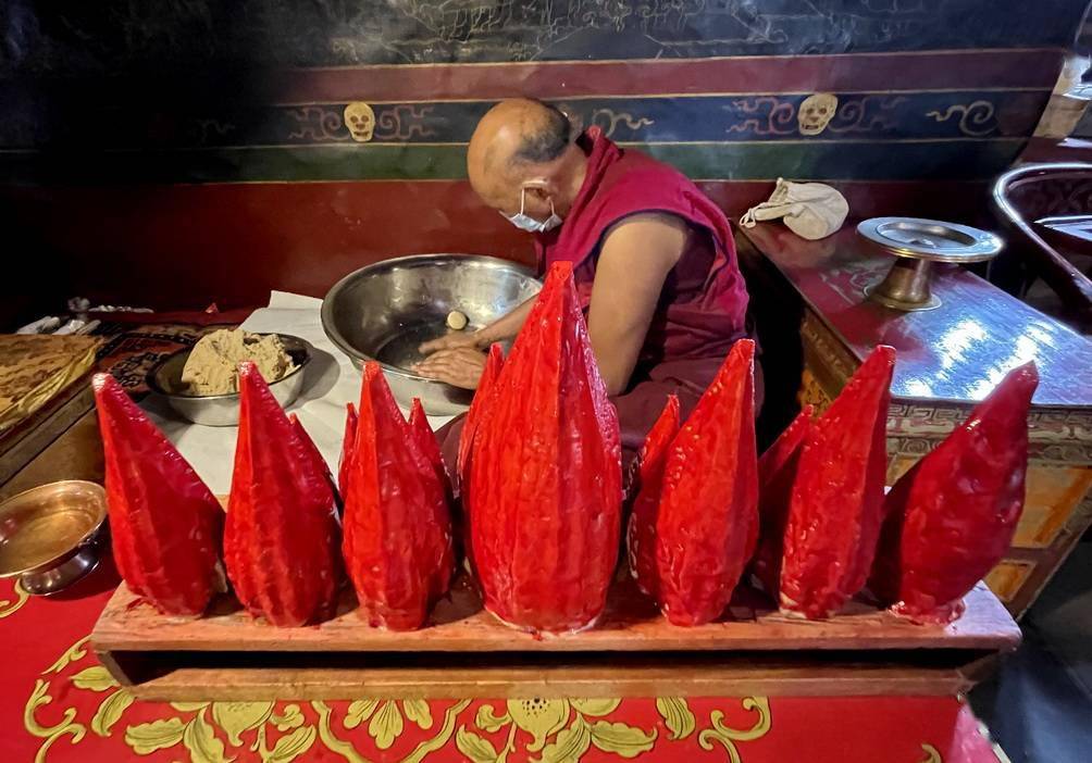 在藏传佛教的宗教活动中,朵玛用途颇广,是供品中必不可少的,除了可作