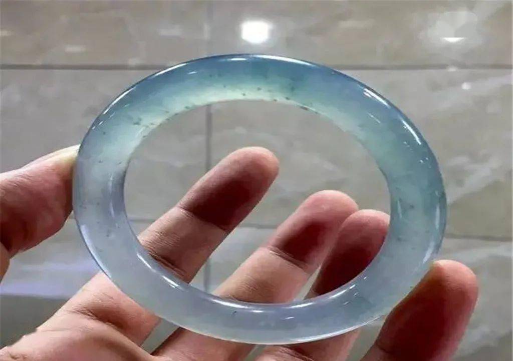 90万入手的莫西沙翡翠原石切出高冰蓝底雪花棉手镯亏了吗