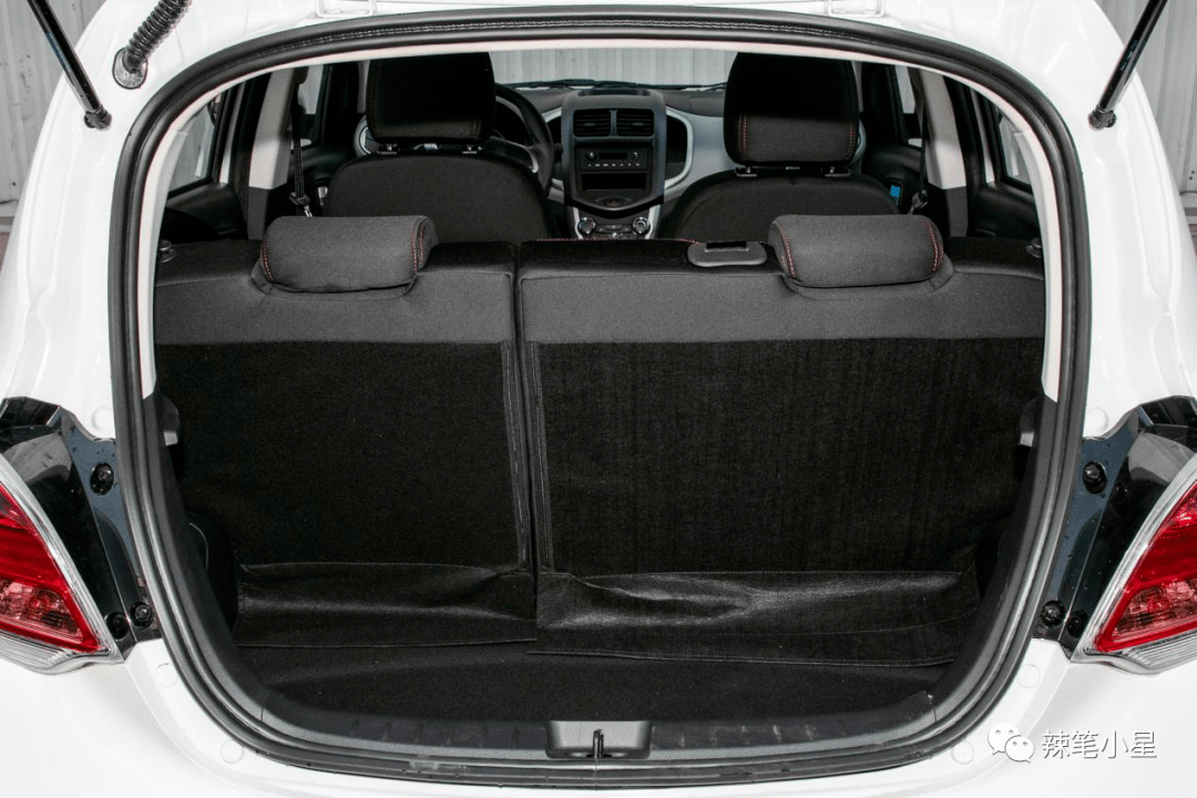乘坐体验:长安奔奔e-star国民版充足的驾乘空间是非常突出的优势.