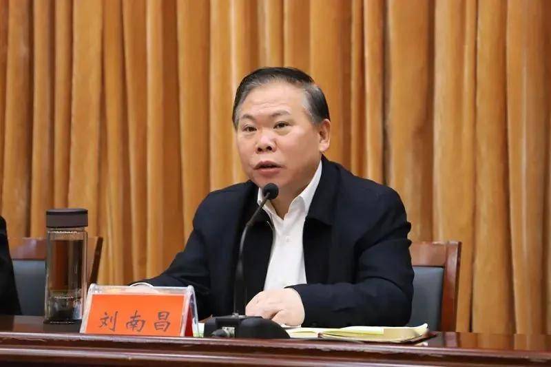 市领导贾书君,牛兰英,李长治,李红念,市中级人民法院院长梁维,市人民