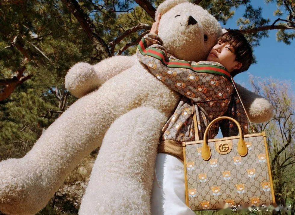 虽然现在官网上这一批花红柳绿我比较难以接受,但是我看到下一季gucci