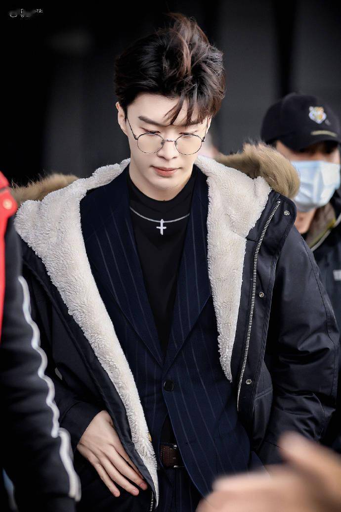 从书里走出来的杨澄公子!范丞丞《曾少年》金丝眼镜造型路透出炉