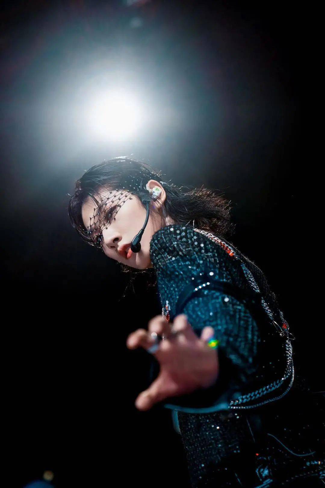 胡烨韬而《破茧》在视觉上也用到了绑带舞等元素