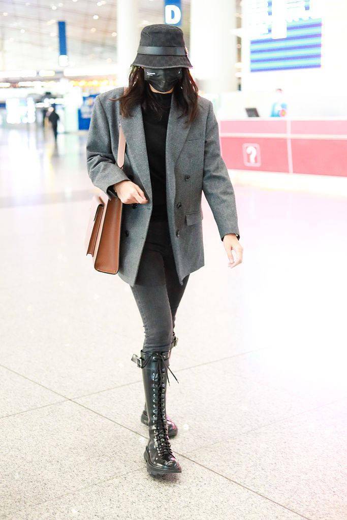 宋佳西服配及膝骑士靴又美又酷皮肤细腻白皙侧颜美翻天