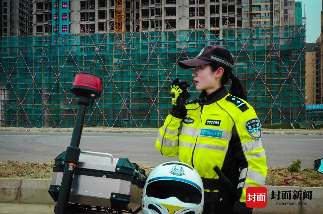 硬核女铁骑:骑300多斤摩托 背10多斤装备执勤是啥样的体验?