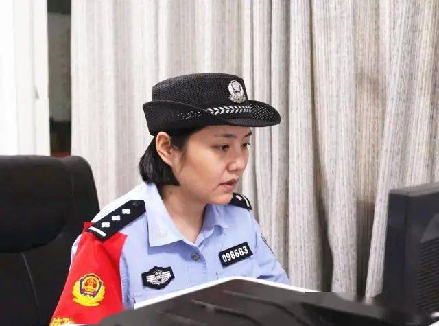 她为人妻,为人女直面危险,她是警察"巾帼不让须眉功,铁肩柔情