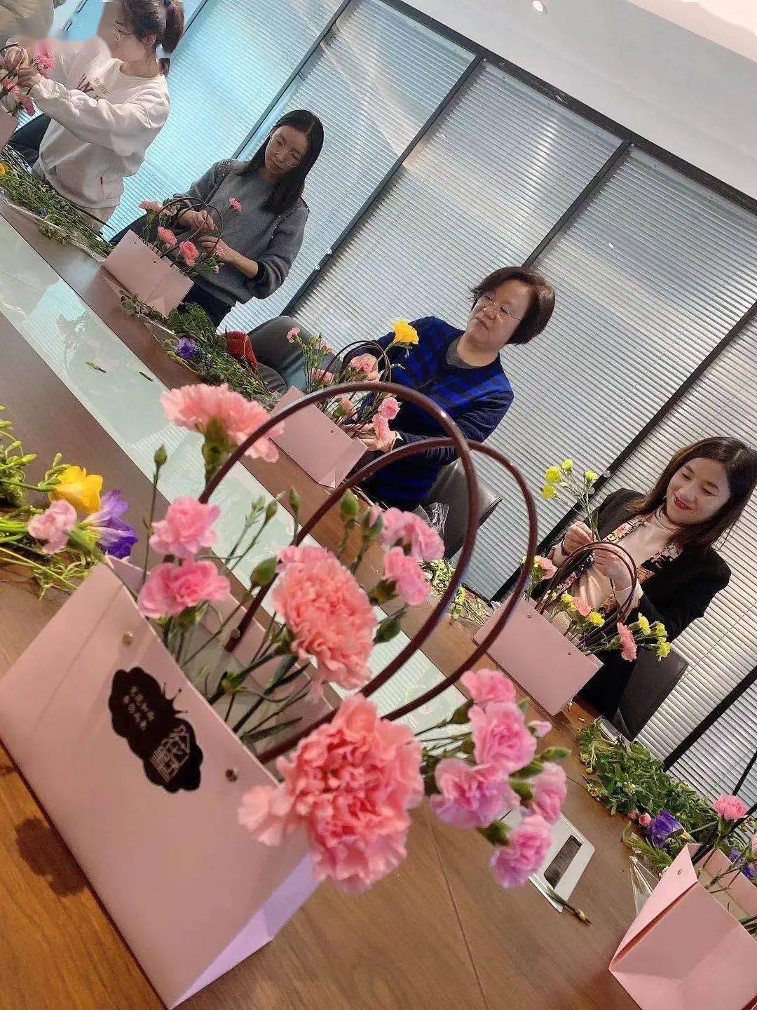 仕达思举办“花香浸染间，巾帼半边天”主题插花活动_女神