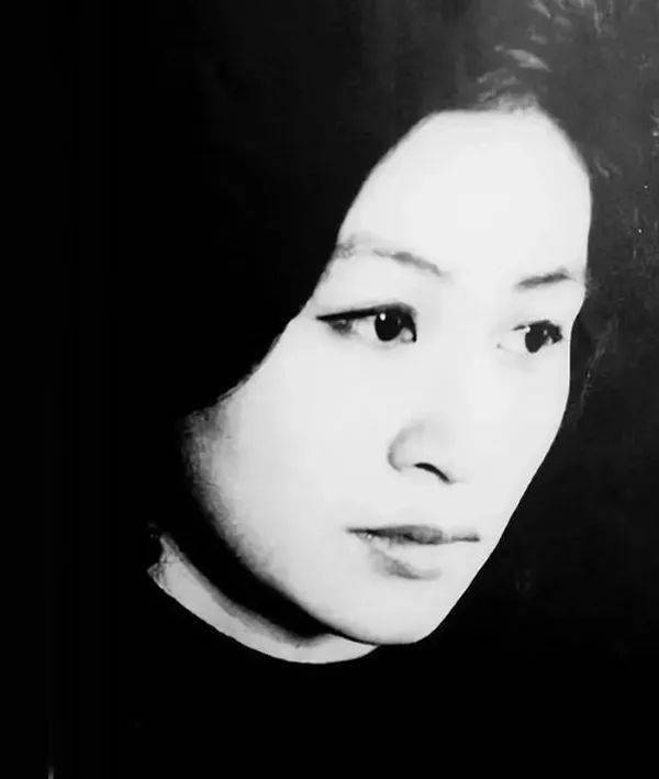 这位女神,是著名钢琴家傅聪的妻子,曾获得英国皇家音乐院lram aram