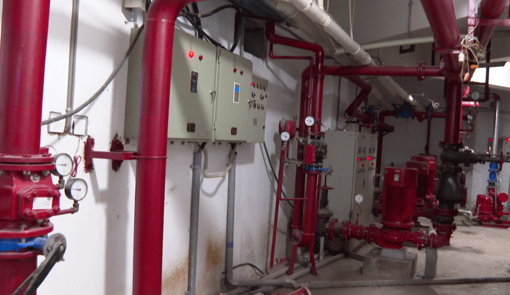 现如今,在兴侨大厦地下室水泵房里,一整套全新的消防泵设备正在工作当