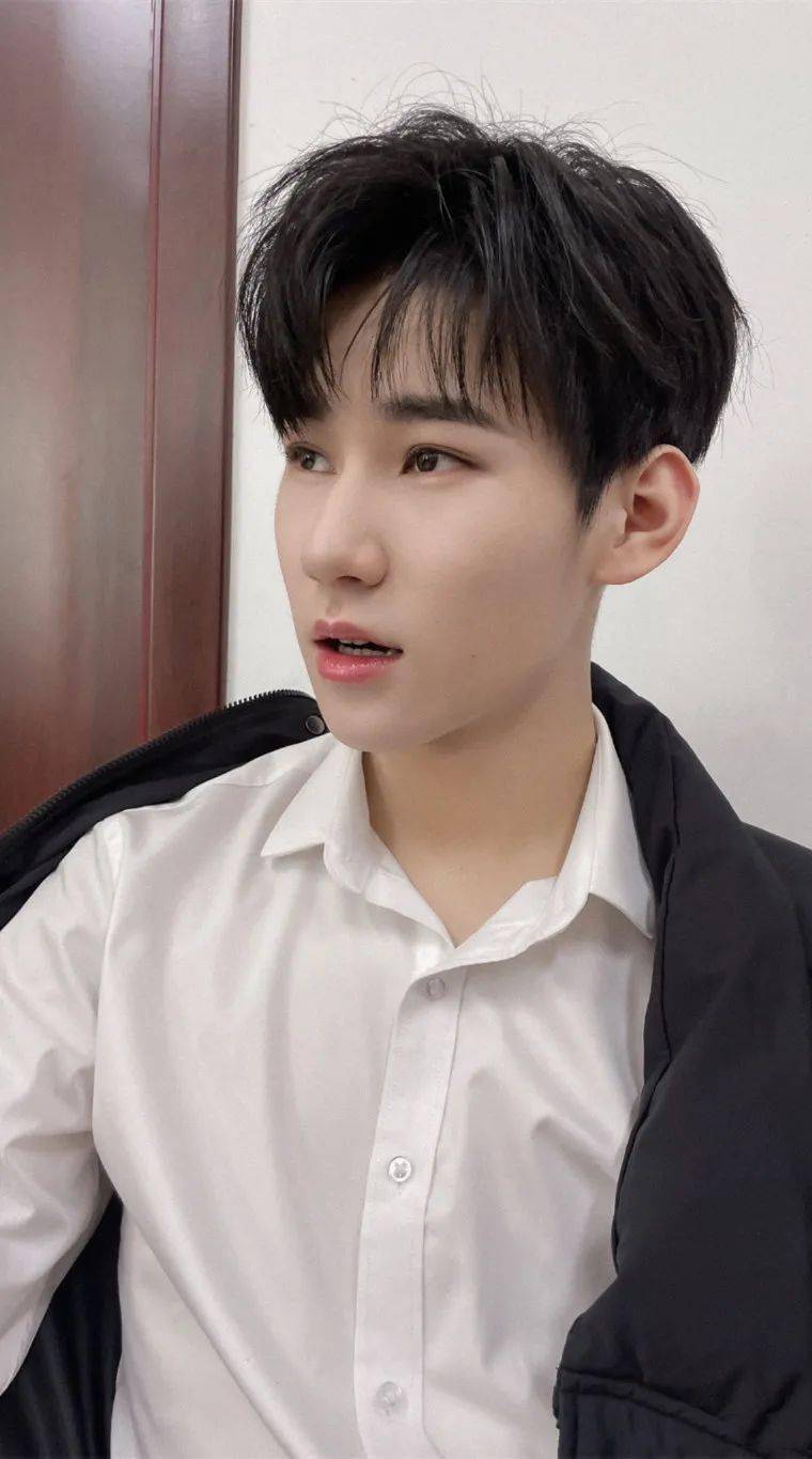 手机壁纸张真源