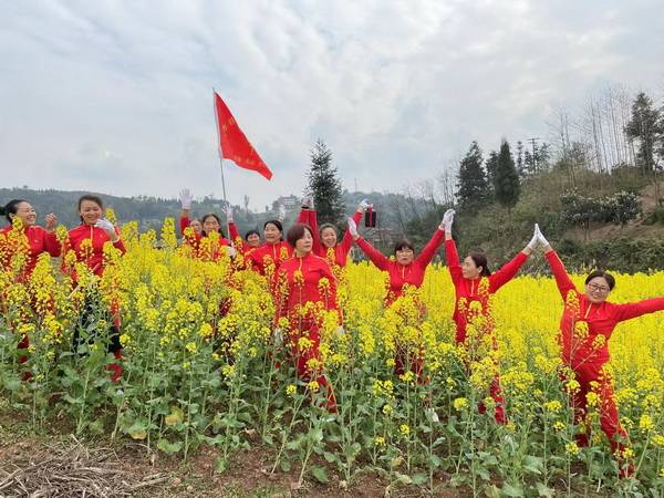 四川邻水县老体协健身操分会南城队开展庆祝 三八 节踏青赏花活动 嘉乐健身第一报道