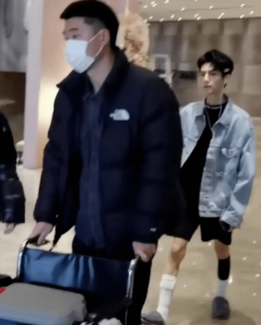 罗云熙生图曝光干瘦认不出 一双筷子腿没手臂粗 与精修差距太大 网友