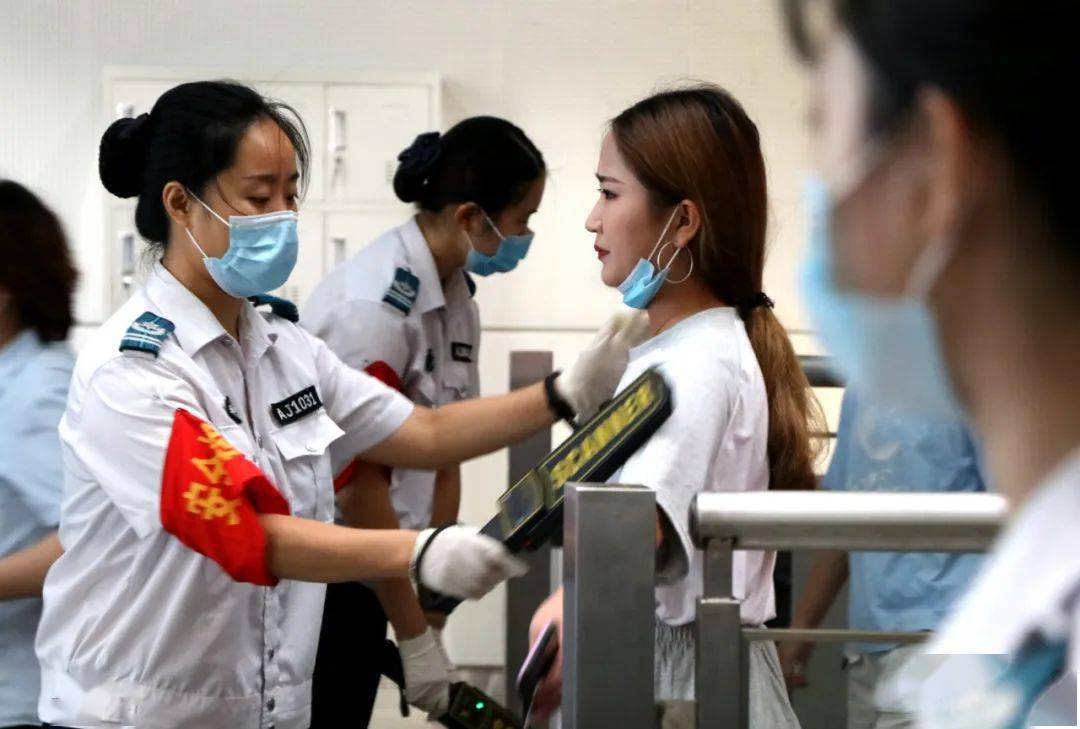 是地铁乘务员身穿统一制服站台上的她们耐心解答市民疑问越是节假日