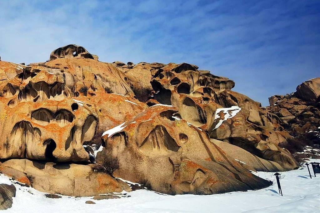 新疆博州：怪石峪景区怪石嶙峋 白雪蓝天景色迷人