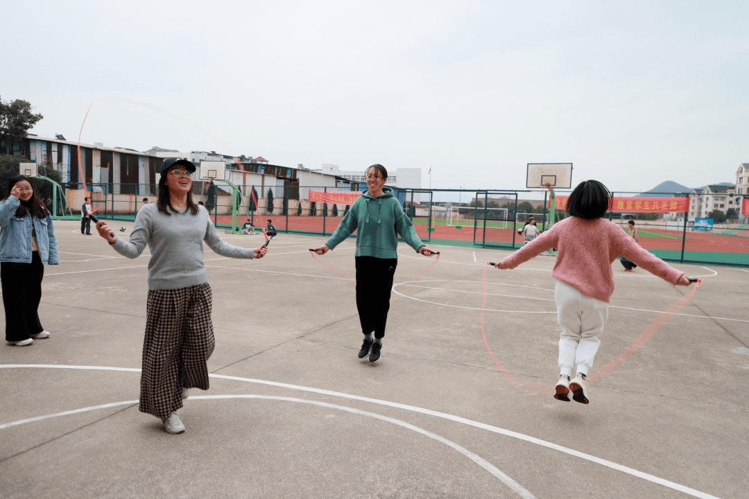 跳出自我绳采飞扬灵江中学开展三八妇女节趣味活动