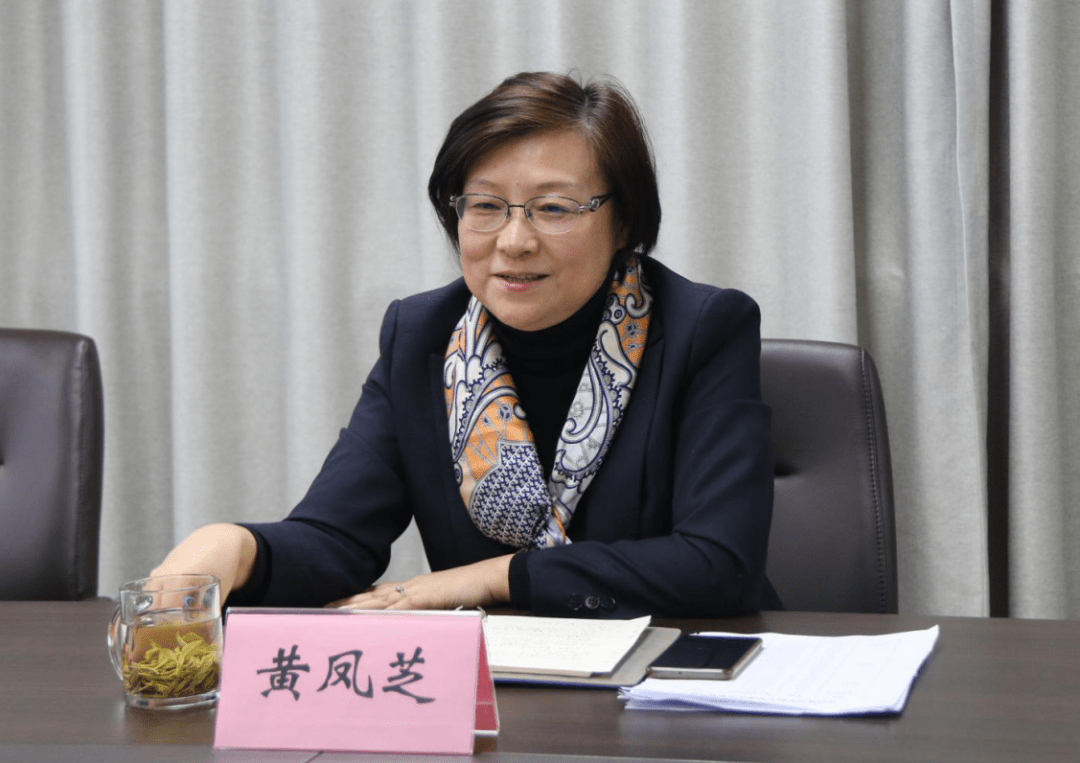 局党组书记,局长黄凤芝听取了与会人员发言,她指出,年轻干部朝气蓬勃