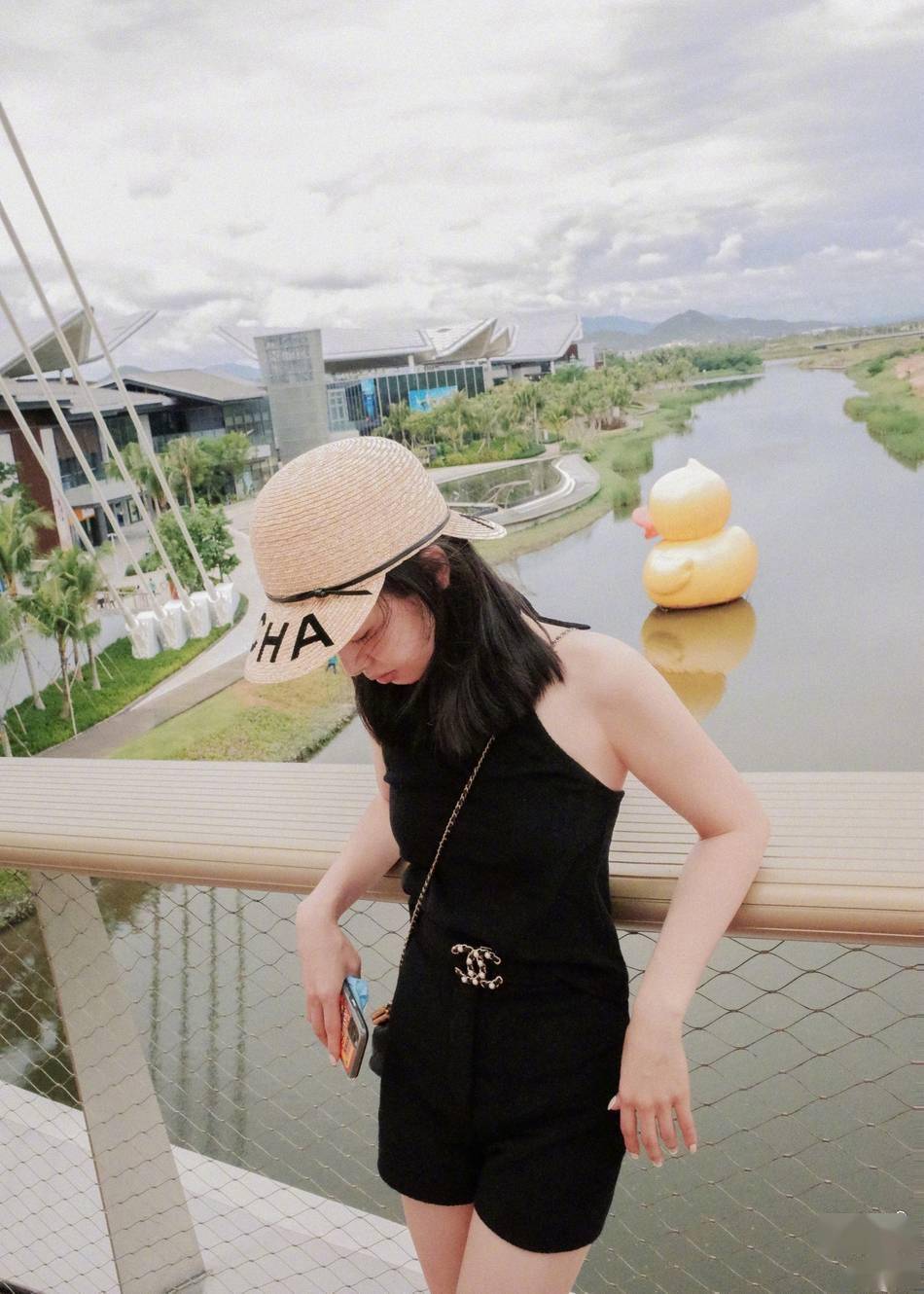 宋茜晒出游自拍美照捂嘴甜笑俏皮可爱