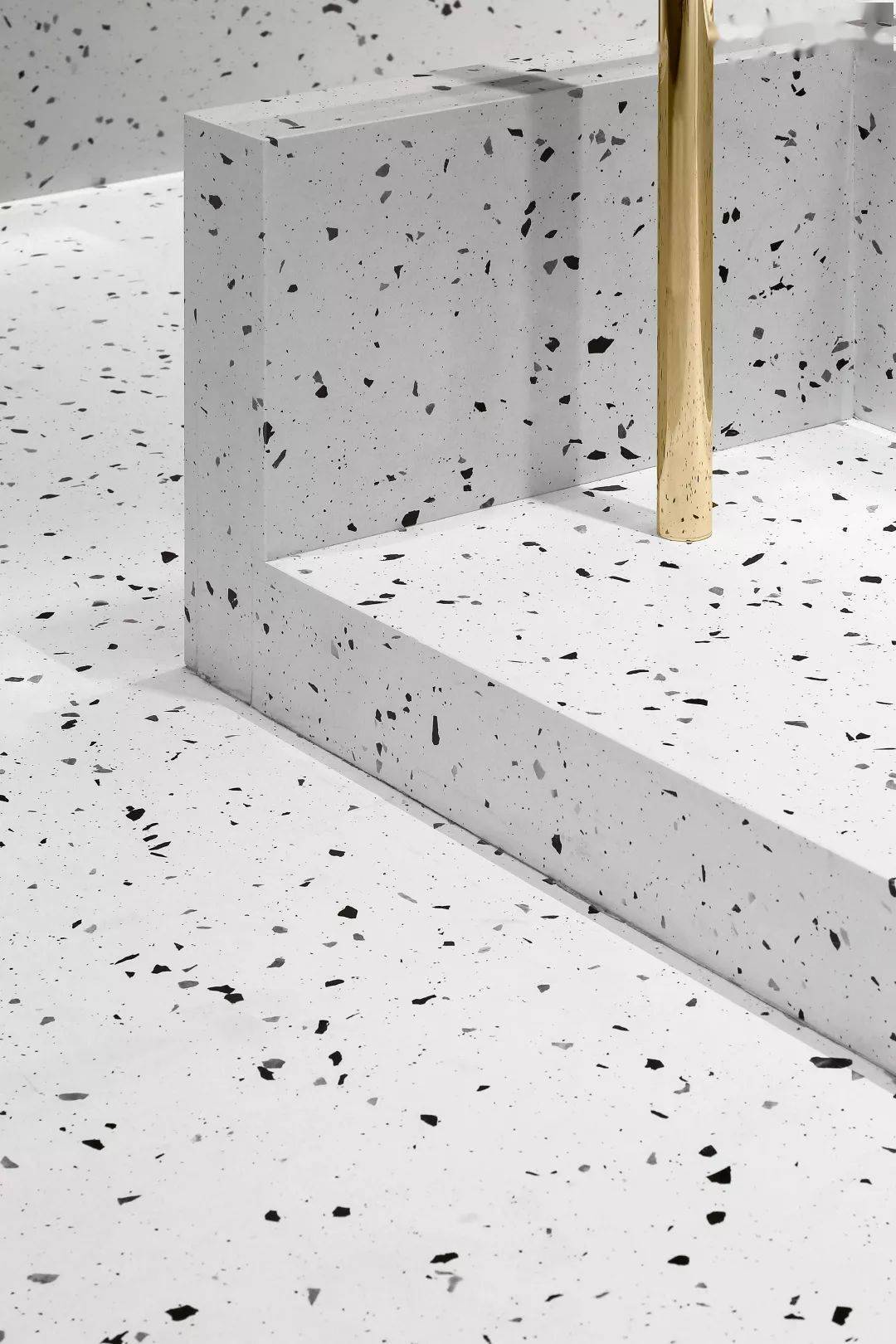 整体的白色水磨石地面和地台高度融合,如一整块般完整,和悬浮的大理石