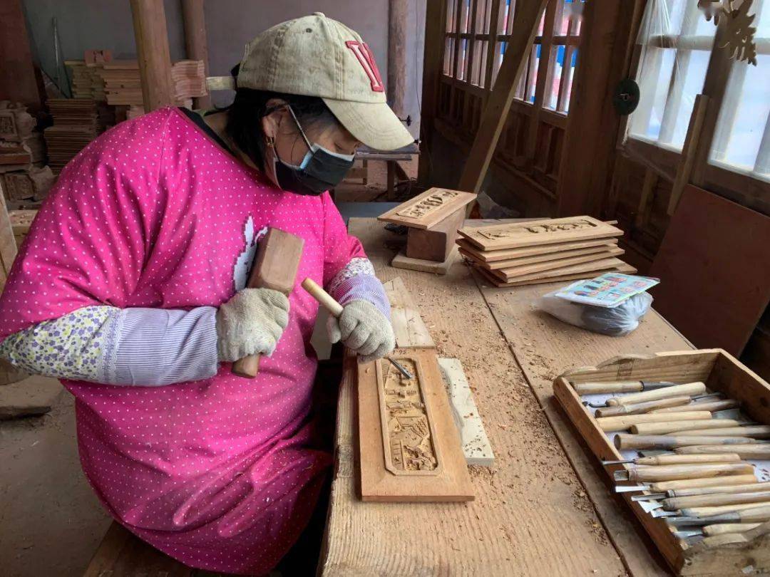 坚守木雕28年,女木雕师用刻刀雕刻美丽人生!_包惠