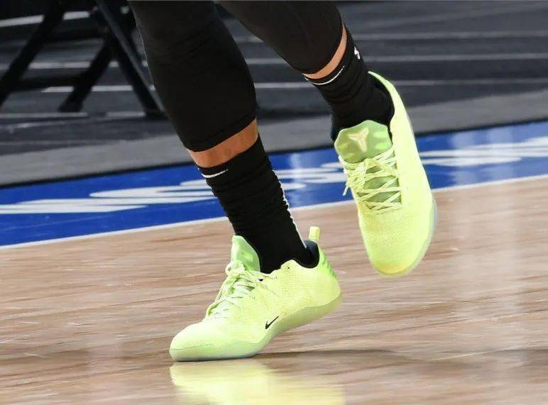 球星上脚湖人官方今日发布新款收获版earnededition纪念球衣