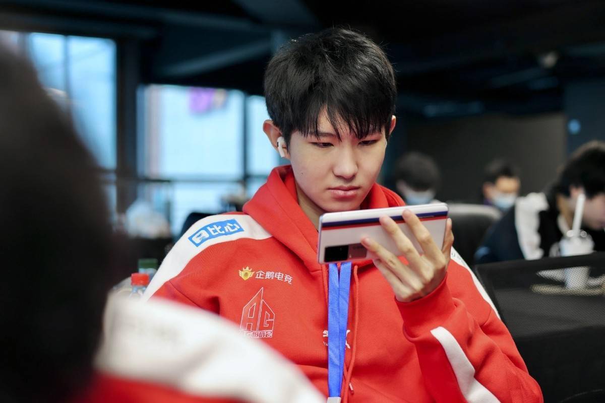 看清选手与梦泪的队服后,怪不得能上大名单