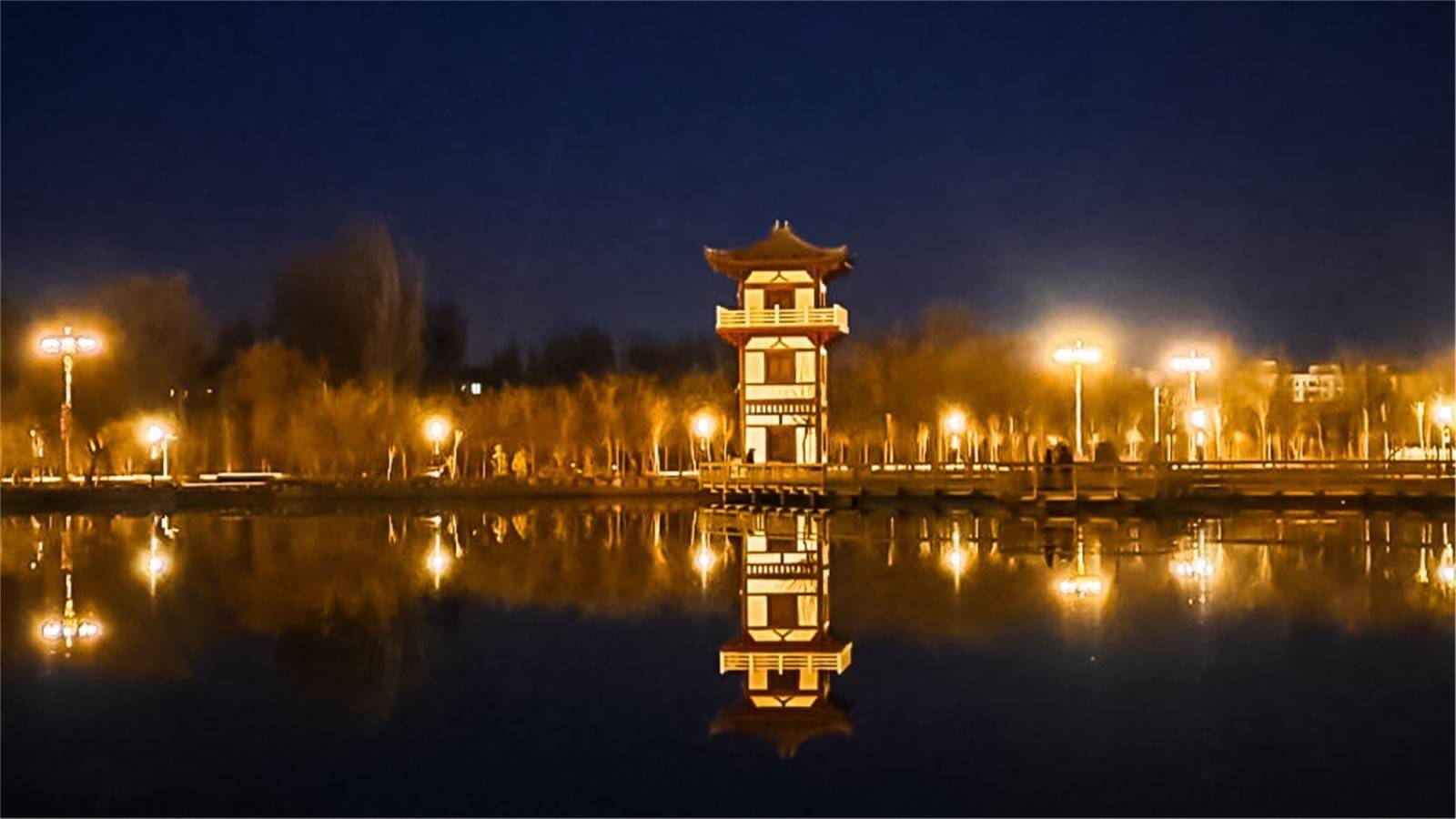 敦煌飞天公园夜色迷人