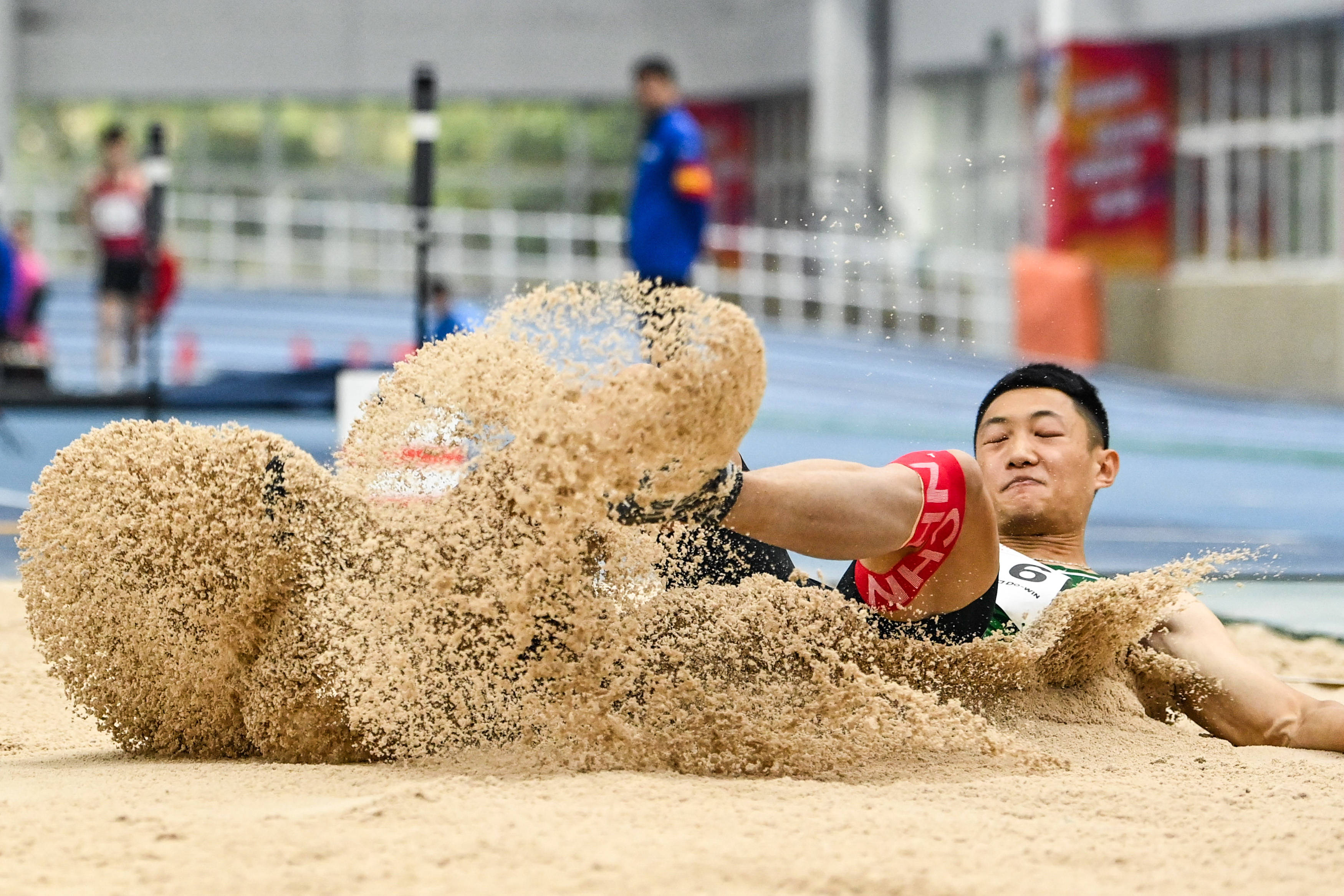 田径——2021室内田径邀请赛:男子跳远决赛赛况