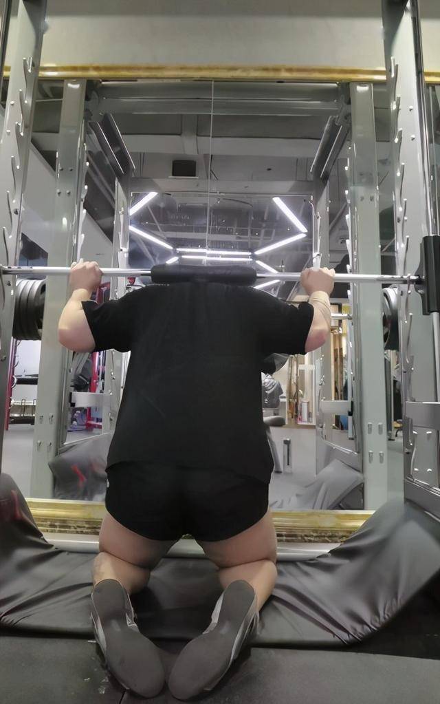 李代沫蹲着举铁,连续7次不停歇,大腿肌肉粗壮似牛蛙_健身