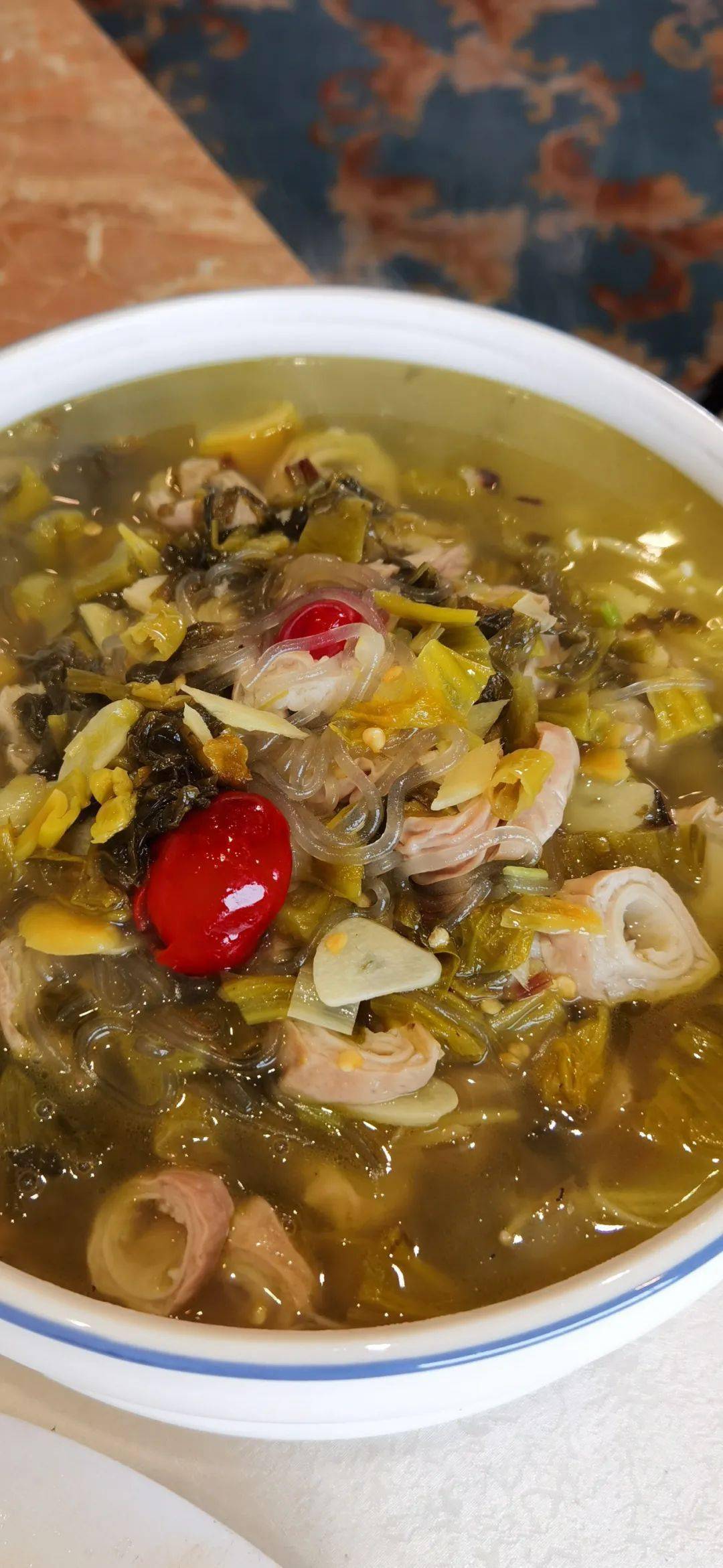 【美食淄博 · 大厨露一手 · 酸菜炖肥肠】_酸辣