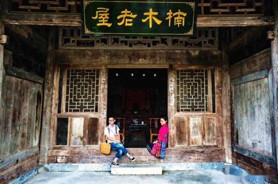 所以,物以稀为贵,一些豪华家具通常采用金丝楠木来打造,以彰显主人的