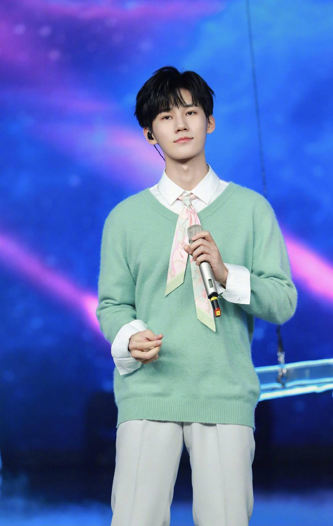 [消息]时代少年团《快乐大本营》剧照出炉 今晚20:20和少年开启奇幻之