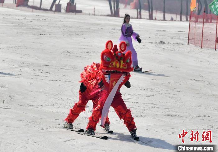 长春滑雪爱好者搞怪着装共度“光猪节”
