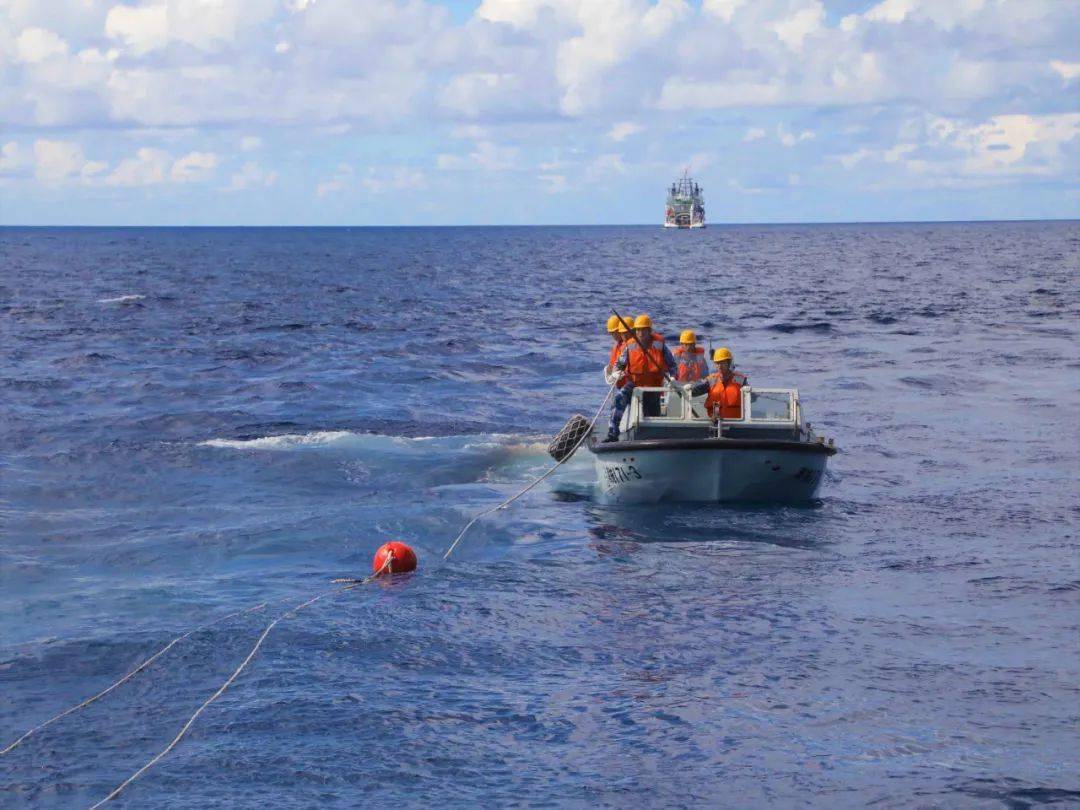 损管设备编队2号拖船小艇前出救援为后续登船灭火扫清障碍对遇险船只