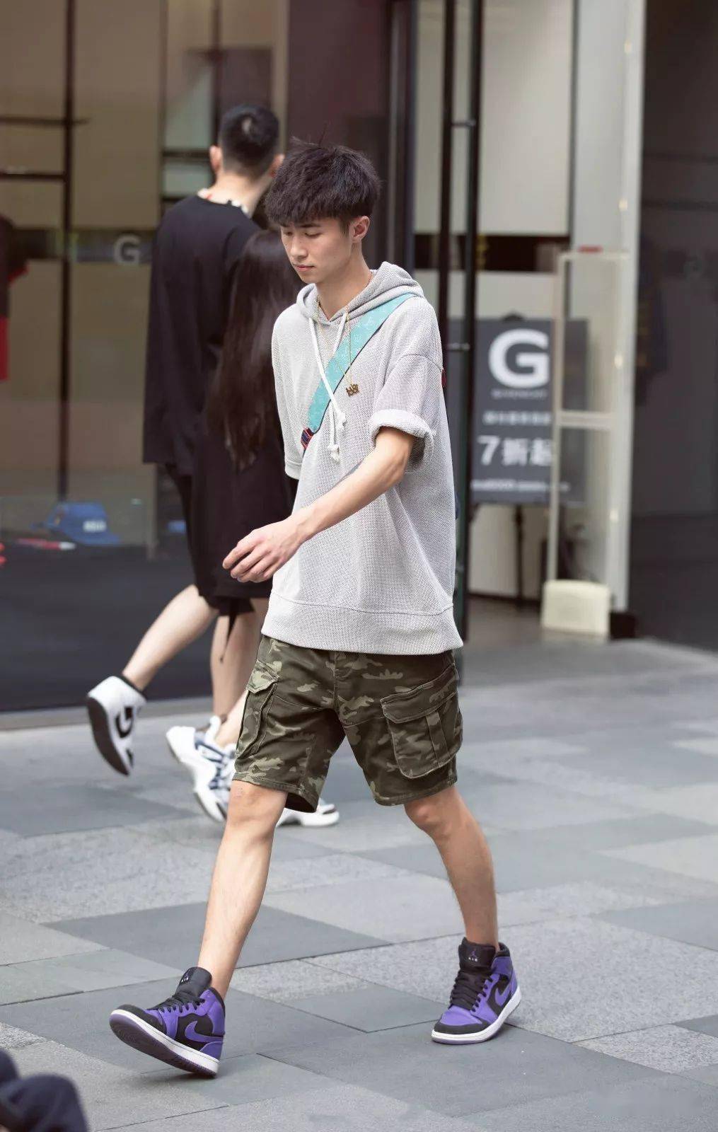 调教下现在的穿搭风格也比以前时髦多了▼图片主要来自微博@小杰街拍