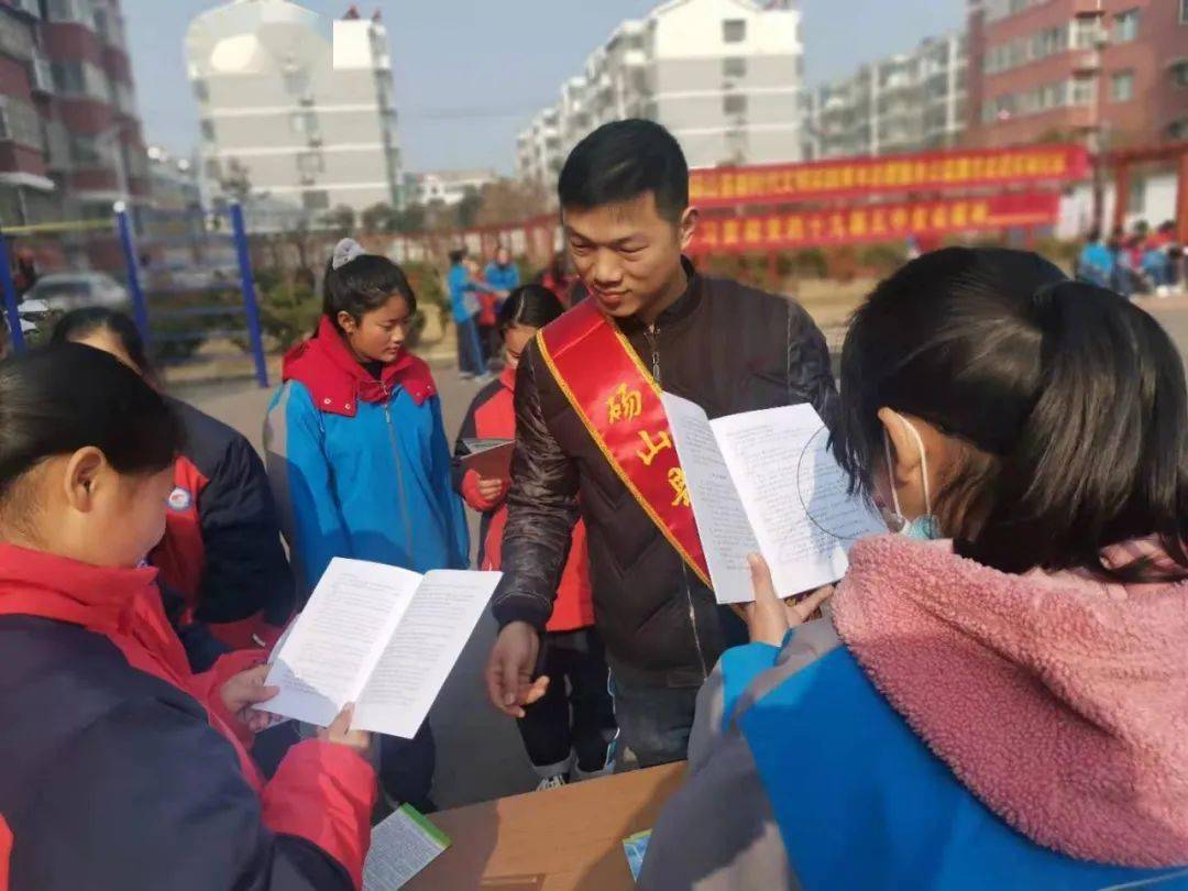 砀山县总工会开展学雷锋志愿服务进社区活动